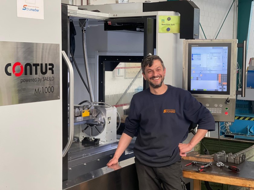 Zufriedener Anwender vor einem SAEILO CONTUR Bearbeitungszentrum M-1000 Zufriedener Kunde vor einem SAEILO CONTUR Bearbeitungszentrum M-1000