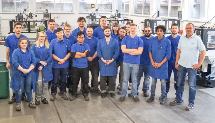 Versammelte Belegschaft einer Ausbildungswerkstatt