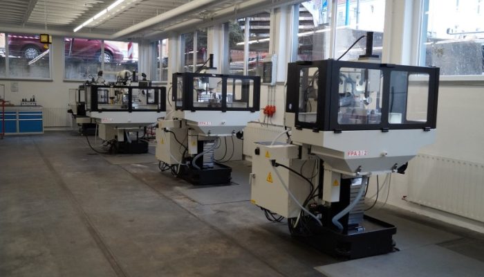 Drei Fräsmaschinen in einer Halle