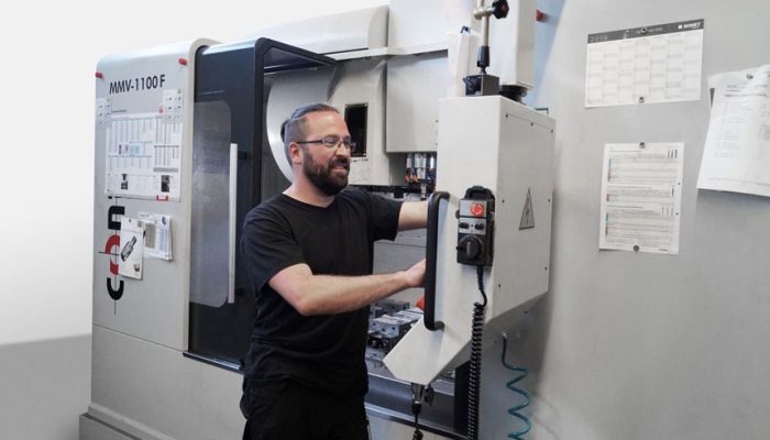 Kunde bedient ein großes Bearbeitungszentrum