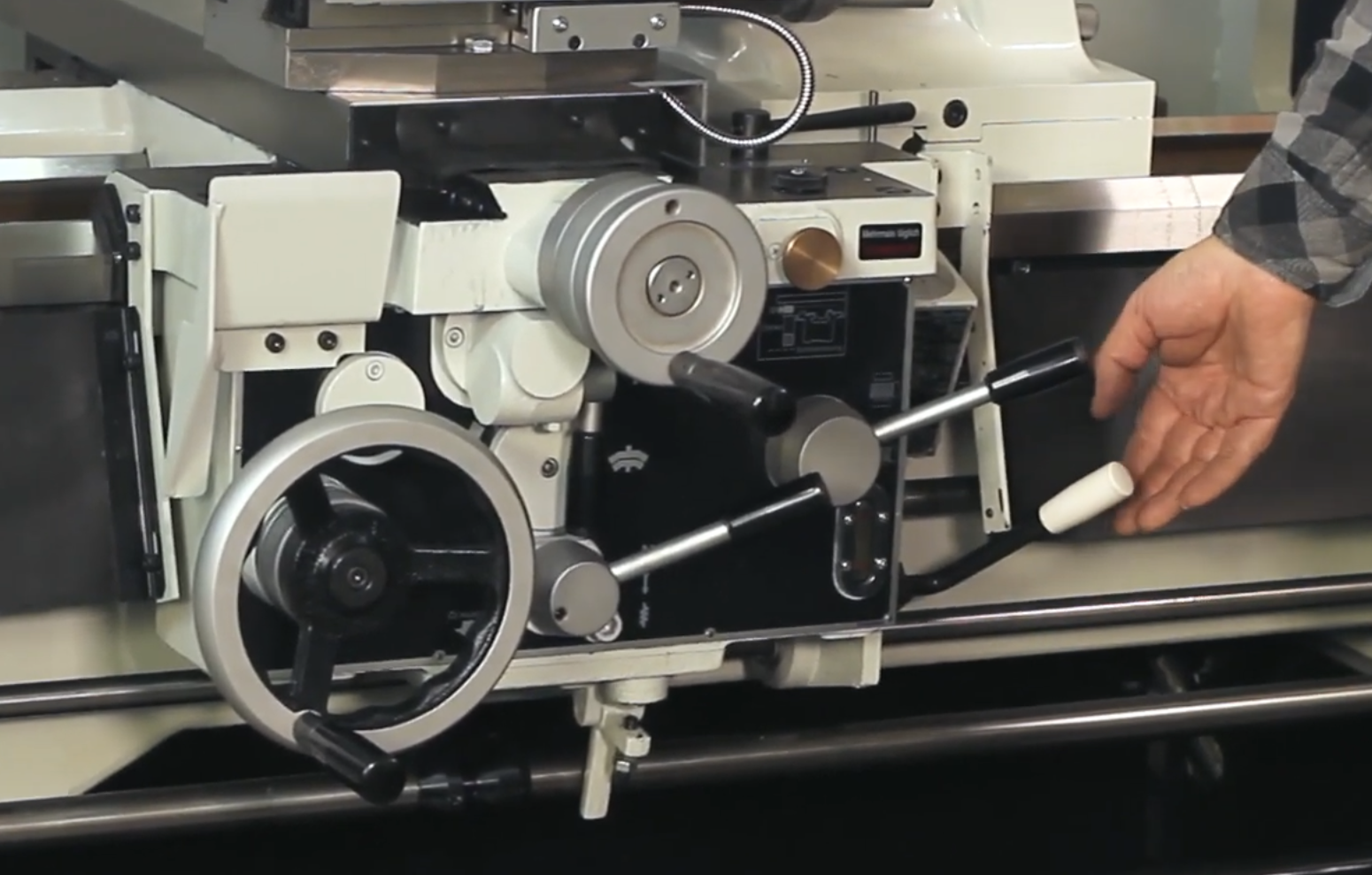 Handräder an einer konventionellen Drehmaschine von SAEILO