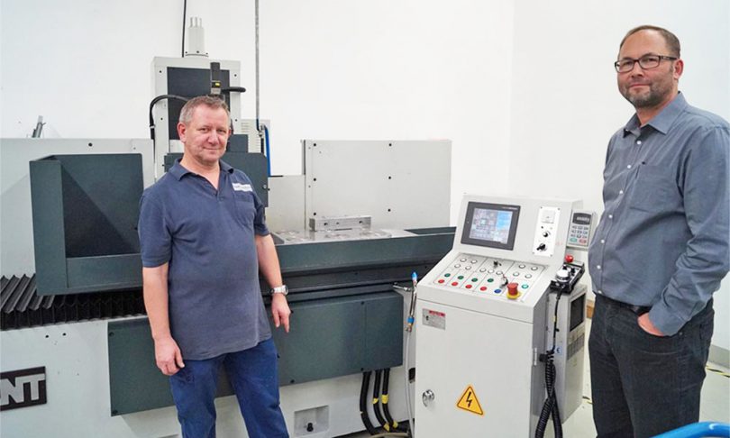 Zufriedene Kunden vor einer Flachschleifmaschine