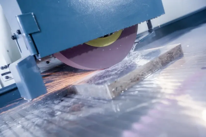 Flaschleifmaschine der P-Reihe in Aktion