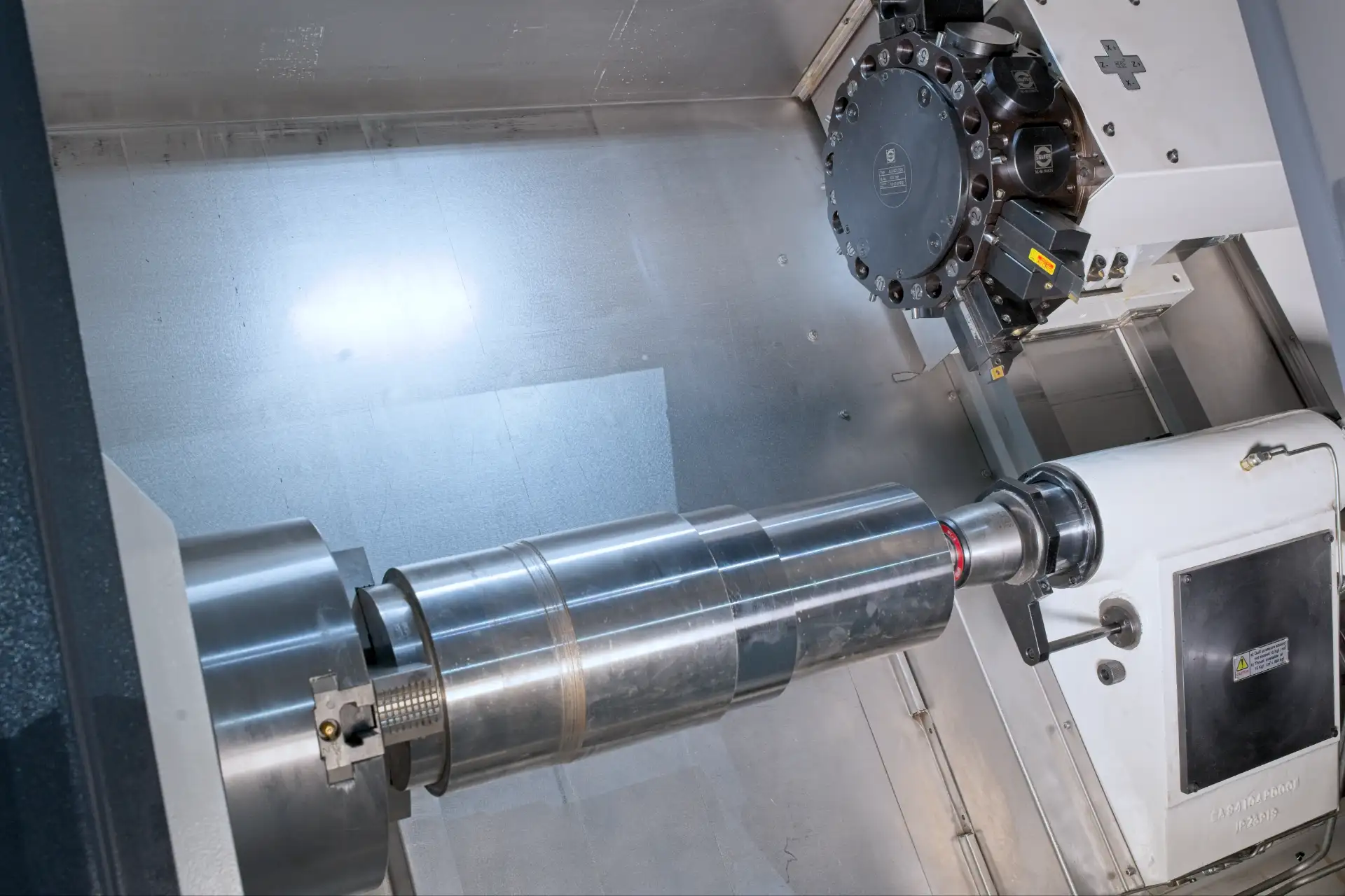 Innenraum einer CNC-Drehmaschine CONTUR LT-30 M
