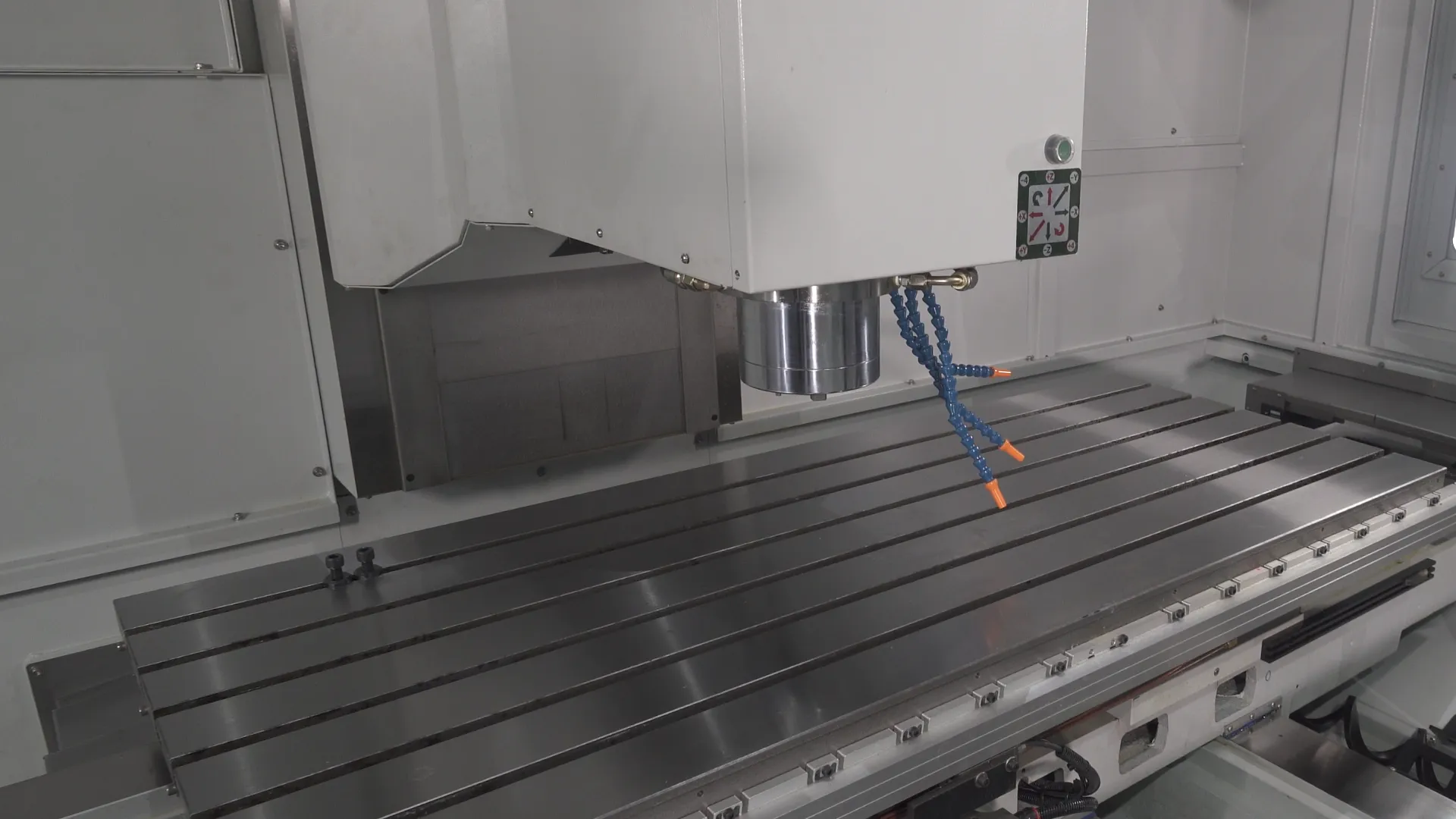 Innenraum eines großen MMV-Bearbeitungszentrums