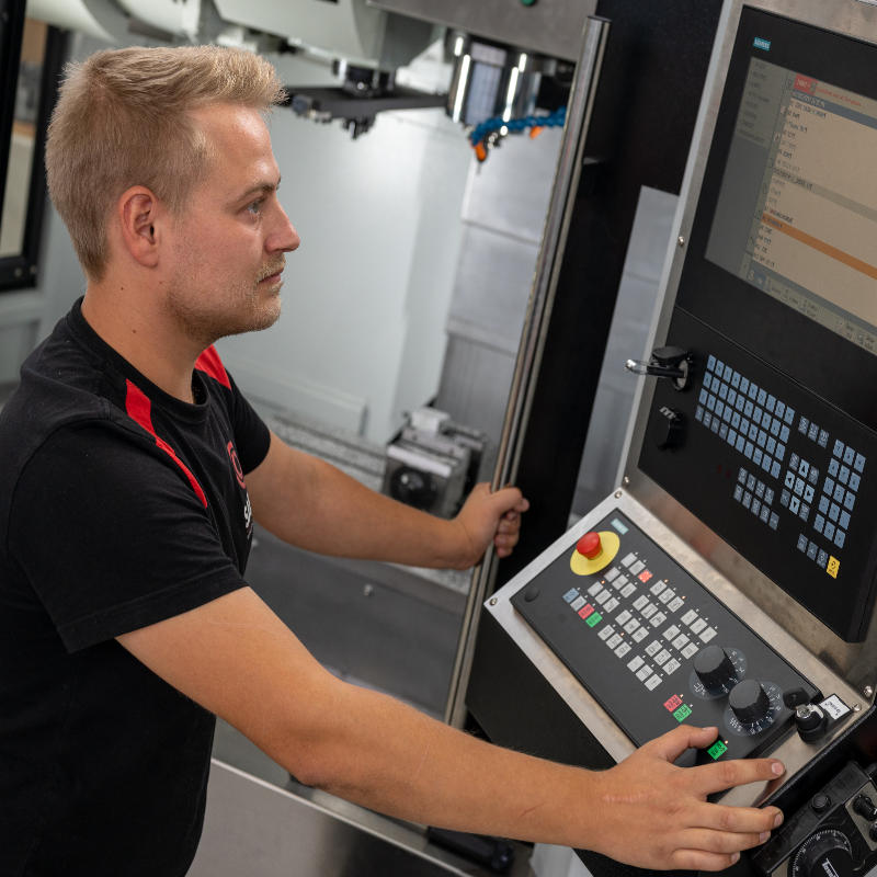 Techniker nimmt bedient Maschine