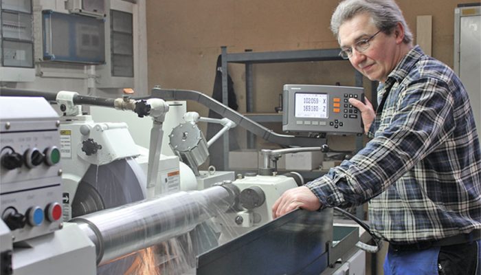 Kunde arbeitet an einer Rundschleifmaschine