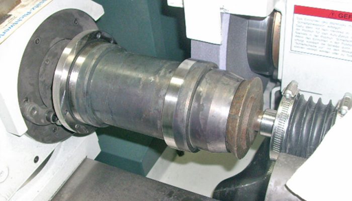 Eingespanntes Werkstück auf einer Rundschleifmaschine