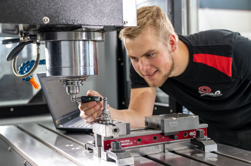 Techniker macht Genauigkeitstest